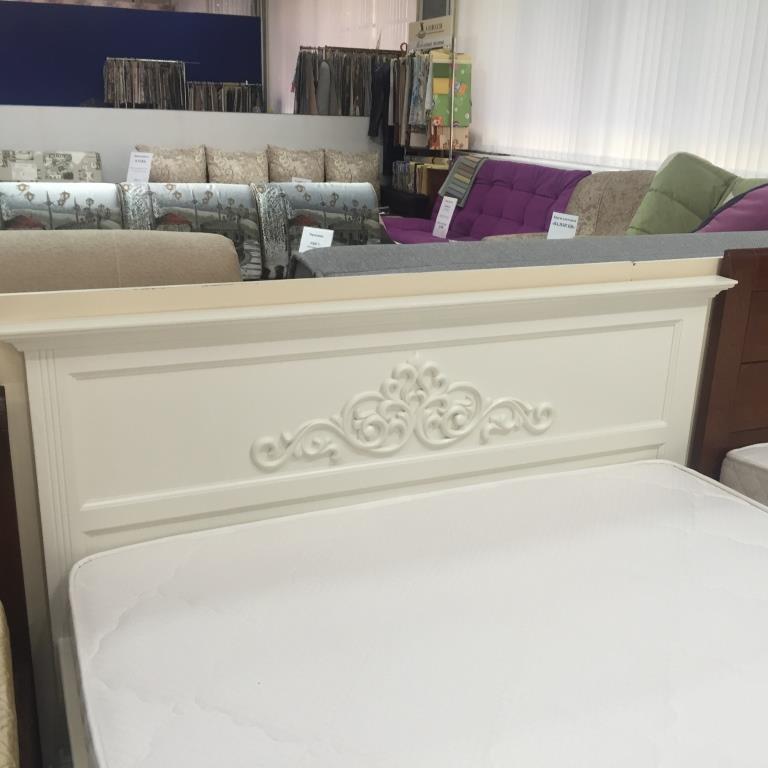 Кровать с резьбой