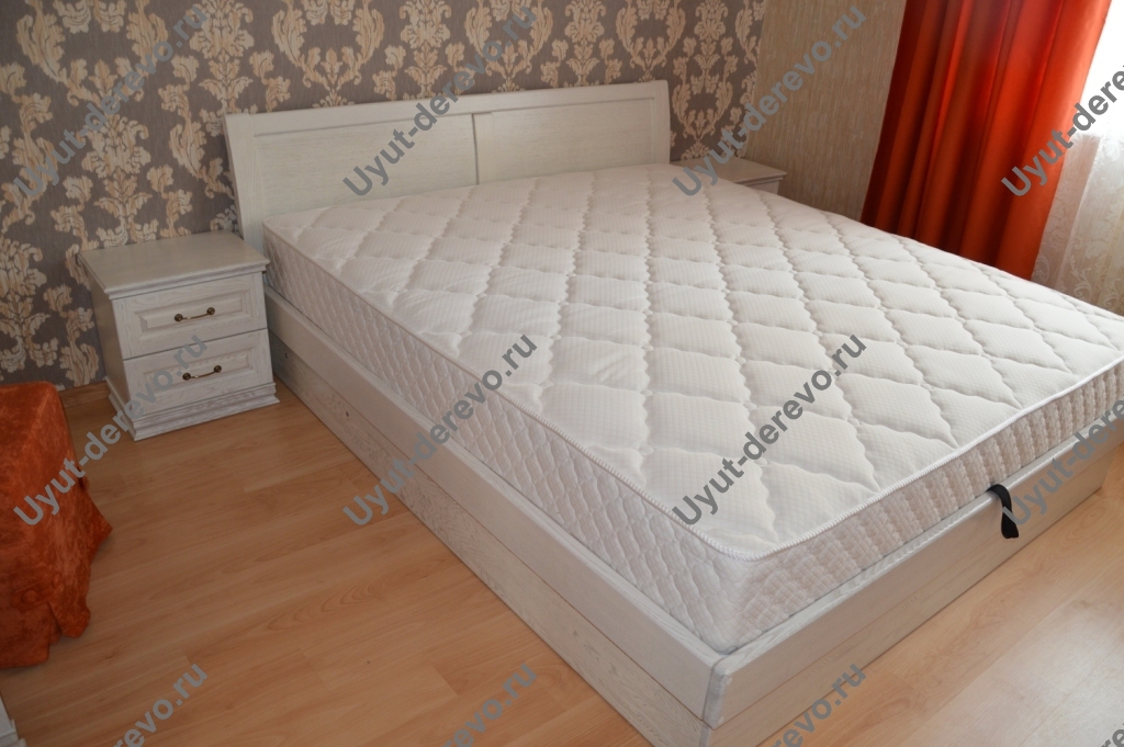 Кровать двуспальная на подиуме